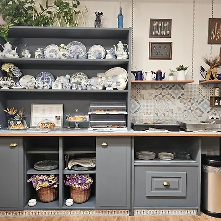 Πανσιόν Domo Anna 4*